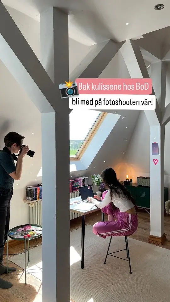 Bak kulissene på BoD - slik lager vi våra kommunikasjonsbilder for författarlivet! ✨

Du vet det kanskje ikke men de fleste bildene vi bruker i komminikasjonen vår (på nettsiden, i sosiale medier, annonser) kommer ikke fra bildebanker - de lages faktiskt av oss! 📸

Den forrige fotoshooten vår var i 2022, så det var virkelig på tide med en ny runde. Vi forteller deg mer her hvis du er nysgjerrig!

👉🏻 Målet vårt er alltid å vise de ulike fasene i en forfatters liv: skrive, forme boken, publisere og markedsføre den.

👉🏻Derfor planla vi på forhånd hvilke scener vi ville gjenskape: skrive i notatbøker, lage moodboards og tankekart, pakke ut bokesker, filme TikToks..

👉🏻Dekoreskene våre var stappfulle: blomster, fargerike puter, diskokuler - og selvfølgelig bøker!

👉🏻På to dager produserte vi tusenvis av bilder (det var virkelig vanskelig å velge ut de beste til slutt) og nå har vi rundt 130 bilder og 350 videoer vi kan bruke i hverdagen for å markedsføre tjenstene våre. Vi håper dere liker dem like mye som vi gjør! 

Liker du når vi tar deg bak kulissene? 😊

#forfatterliv #BoDnorge #Selvpublisering #bokproduksjon #skriveliv #bokdesign #utgibok #indieforfatter